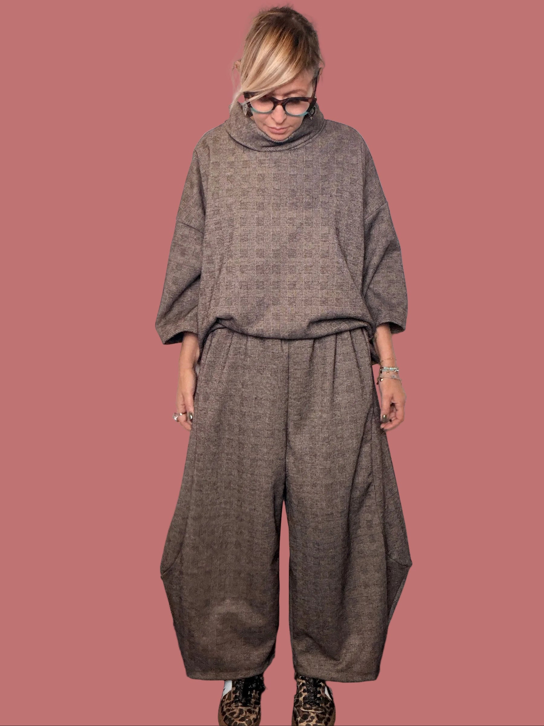 Pantalone Female a quadri tortora e marrone, dettaglio della vita e della tasca laterale