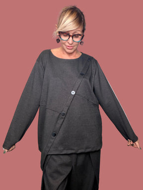 Maglia Female asimmetrica con bottoni diagonali e fondo più lungo su un lato