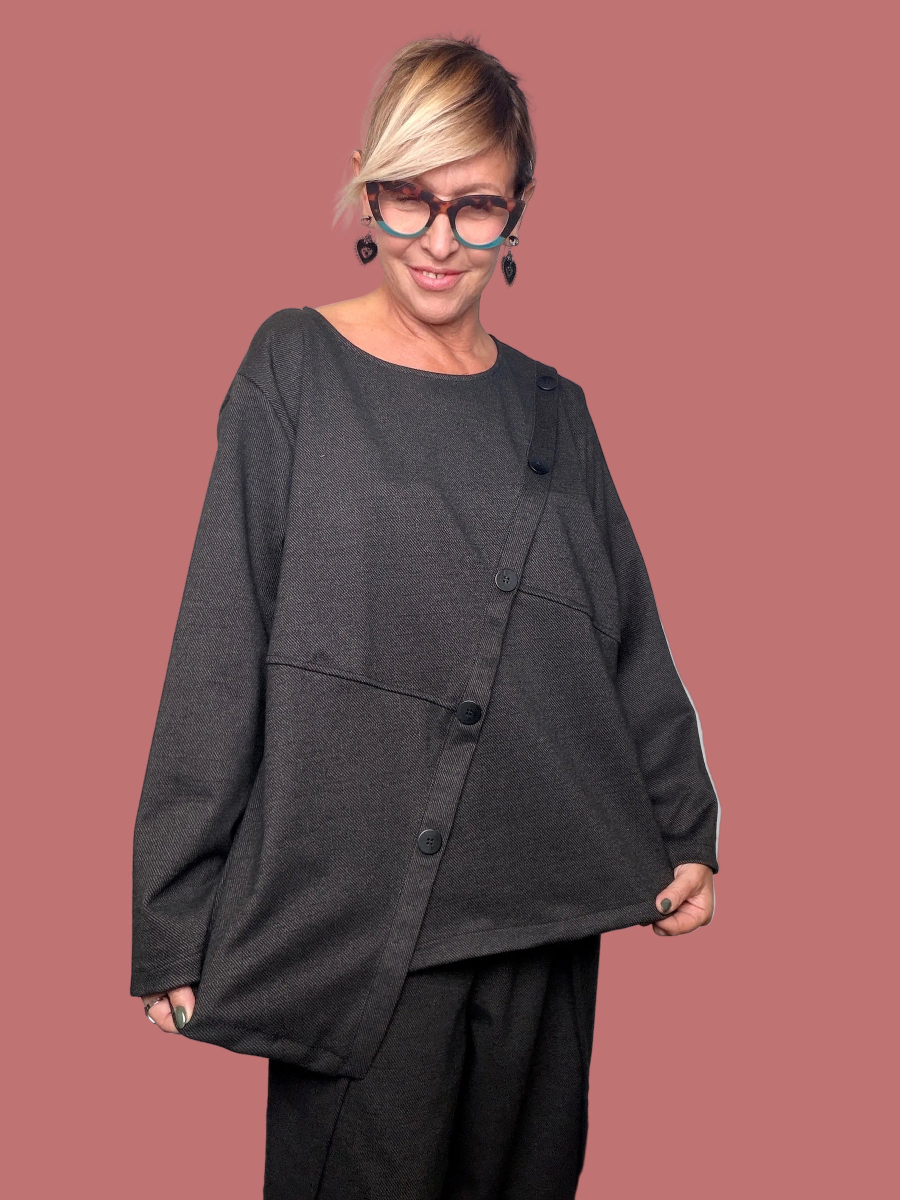 Maglia Female, vista frontale della linea ampia e delle maniche lunghe