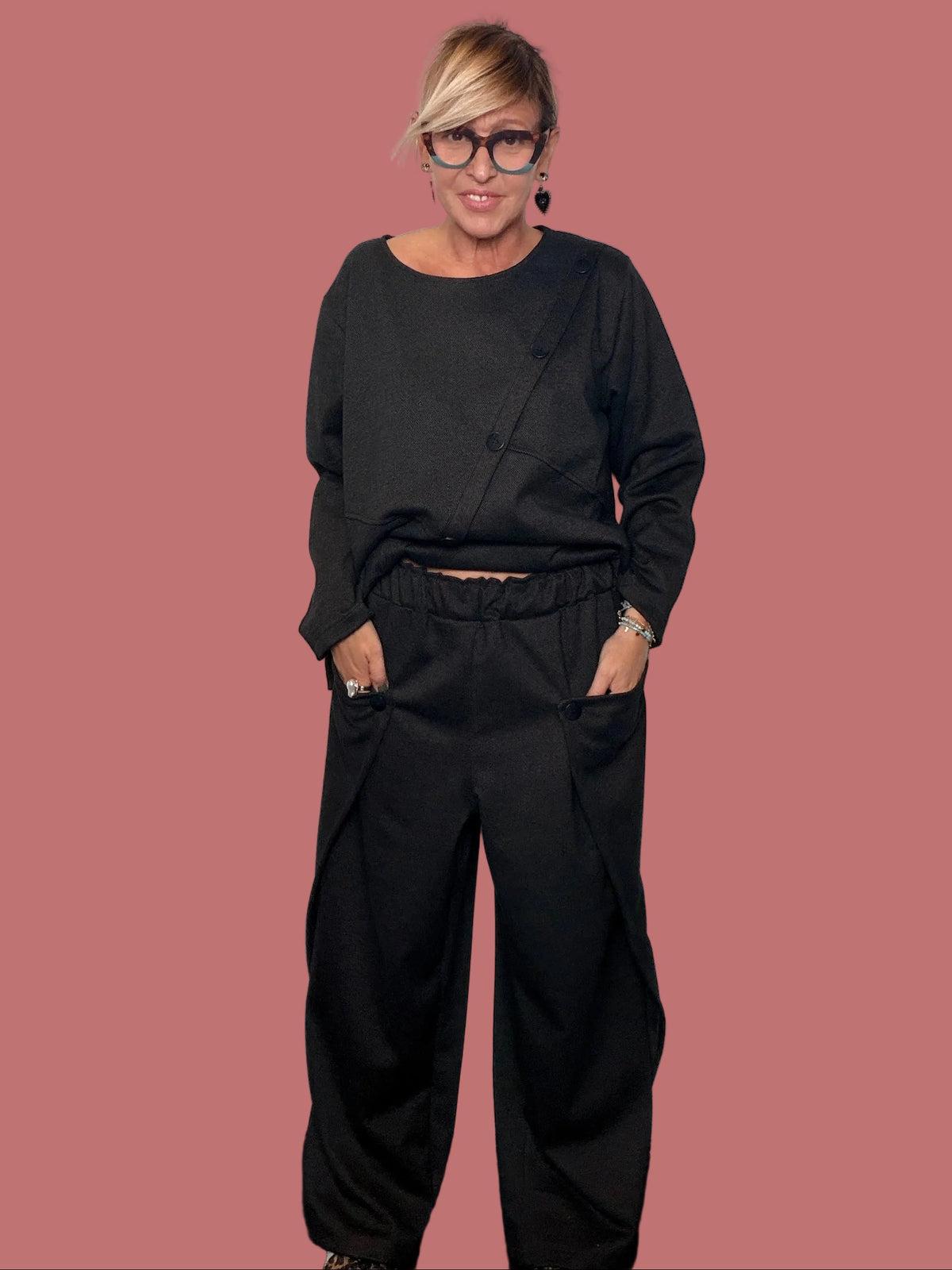Pantalone Female, dettaglio delle tasche e dei pannelli laterali con bottoni