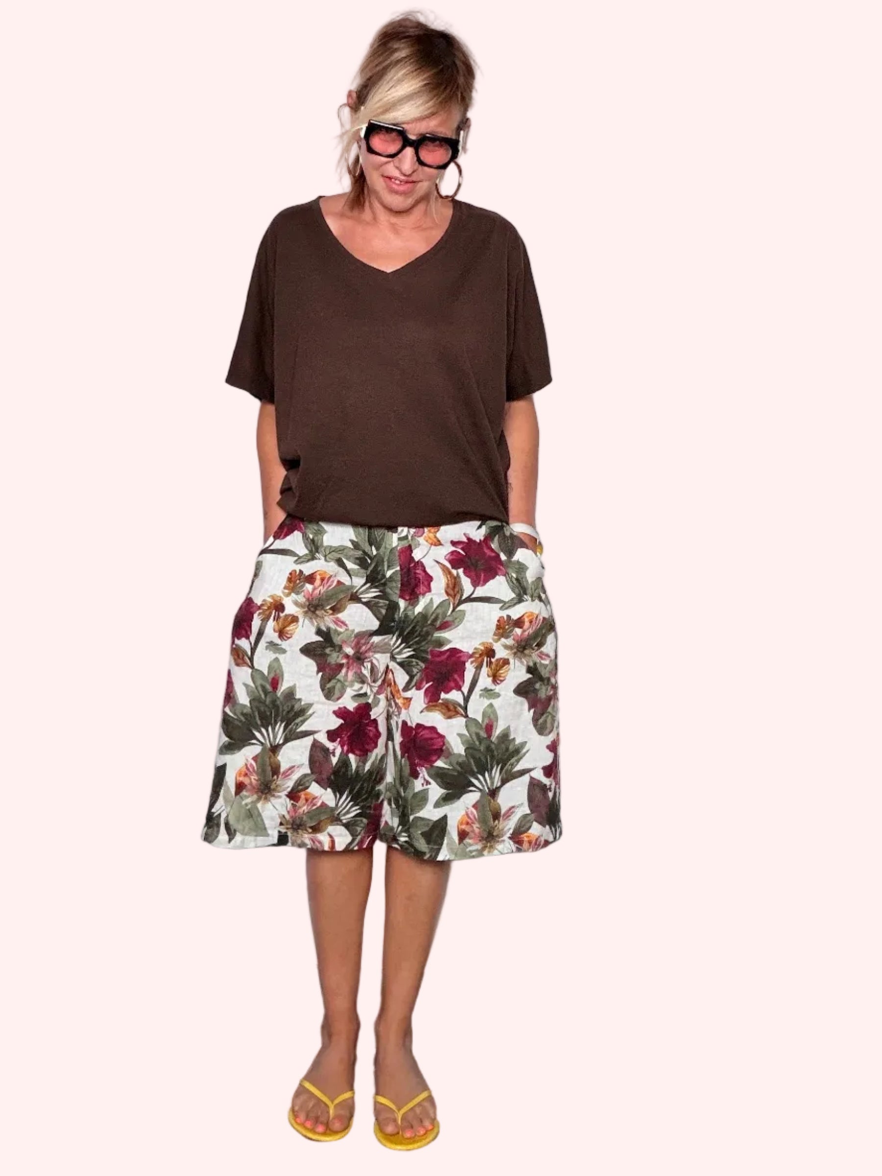 Bermuda a Stampa Botanica con Fiori Tropicali Bordeaux e Vita Elastica