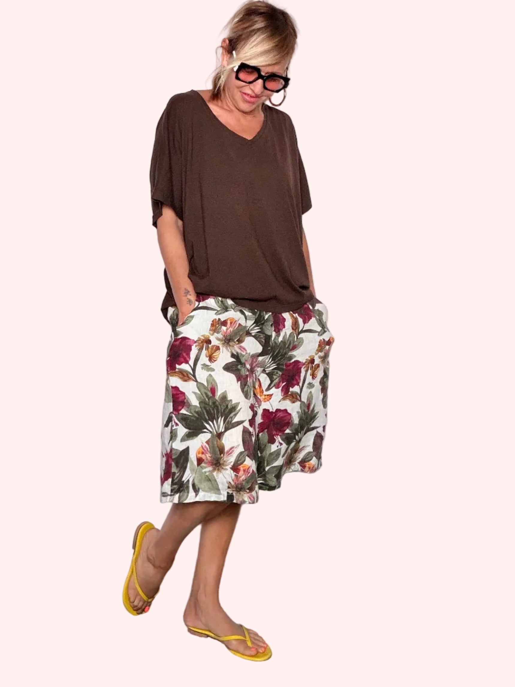 Bermuda a Stampa Botanica con Fiori Tropicali Bordeaux e Vita Elastica
