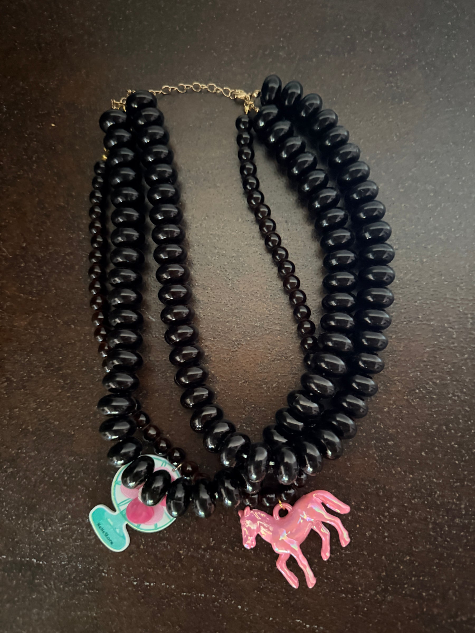 Collana Multifilo Perle Nere con Ciondoli Pop-Art