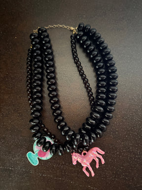 Collana Multifilo Perle Nere con Ciondoli Pop-Art