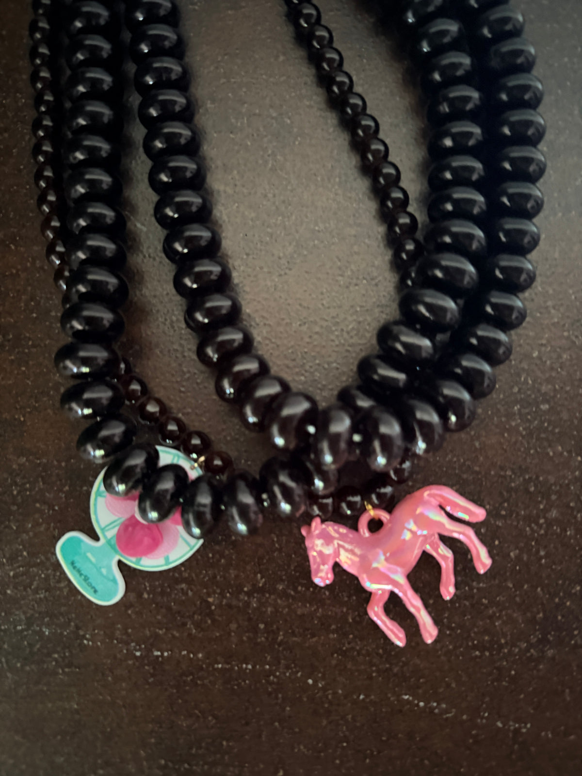 Collana Multifilo Perle Nere con Ciondoli Pop-Art