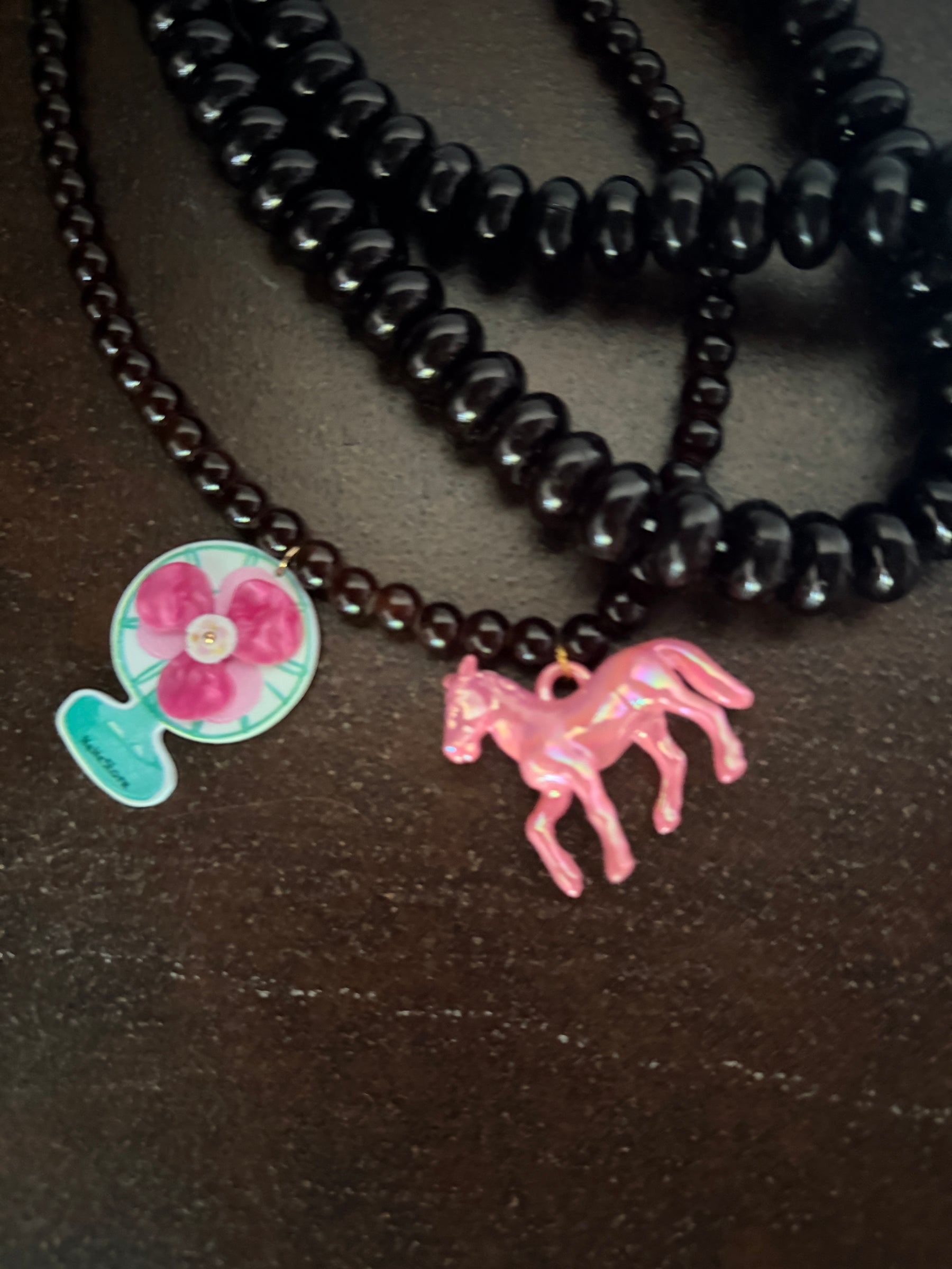 Collana Multifilo Perle Nere con Ciondoli Pop-Art