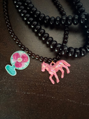 Collana Multifilo Perle Nere con Ciondoli Pop-Art