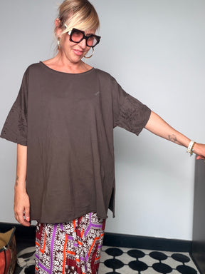 Maxi T-Shirt Oversize con Maniche Kimono e Inserto Sangallo