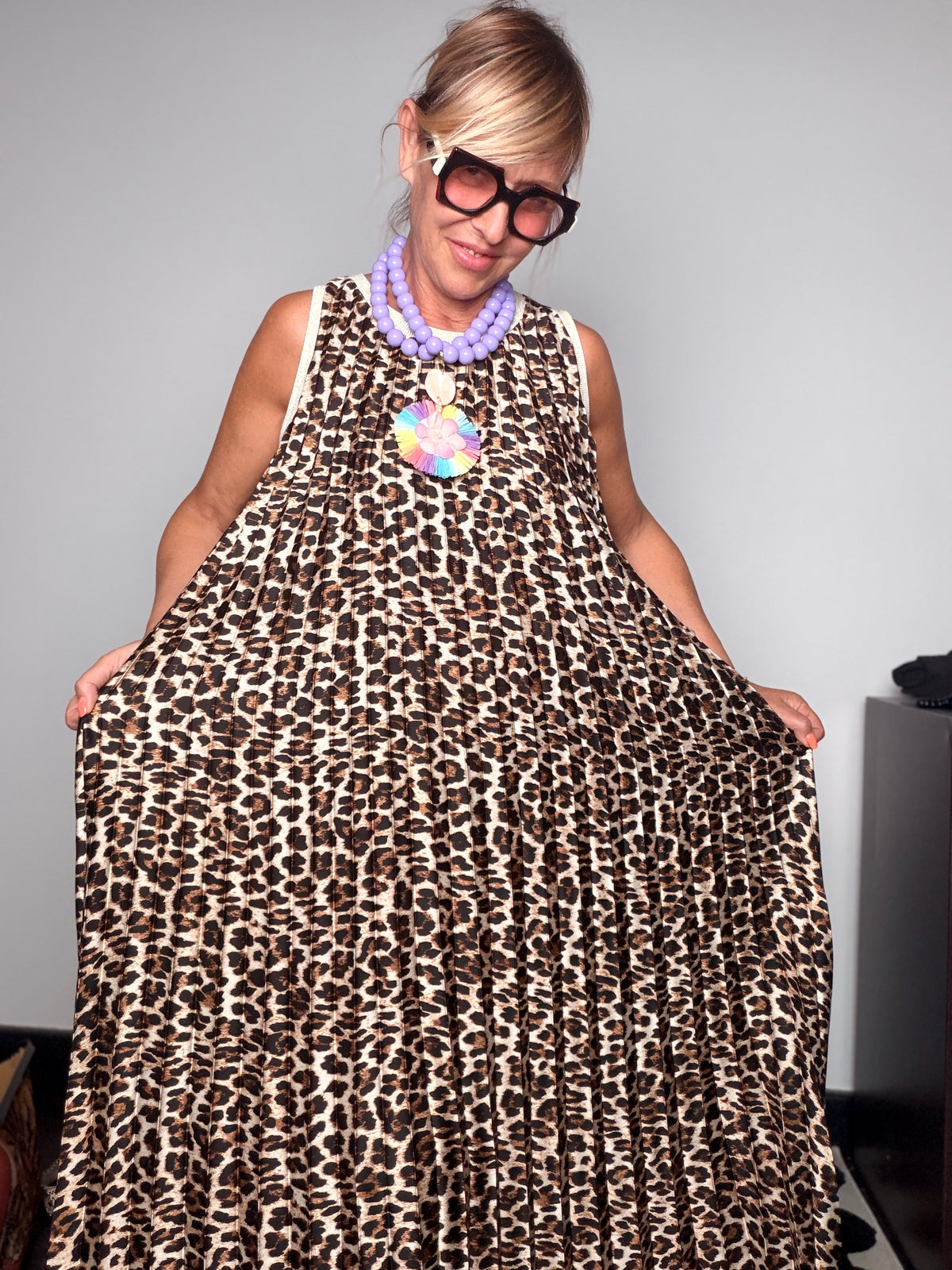 Abito Maxi Leopardato a Ruota con Scollo Tondo e Bordino Bianco