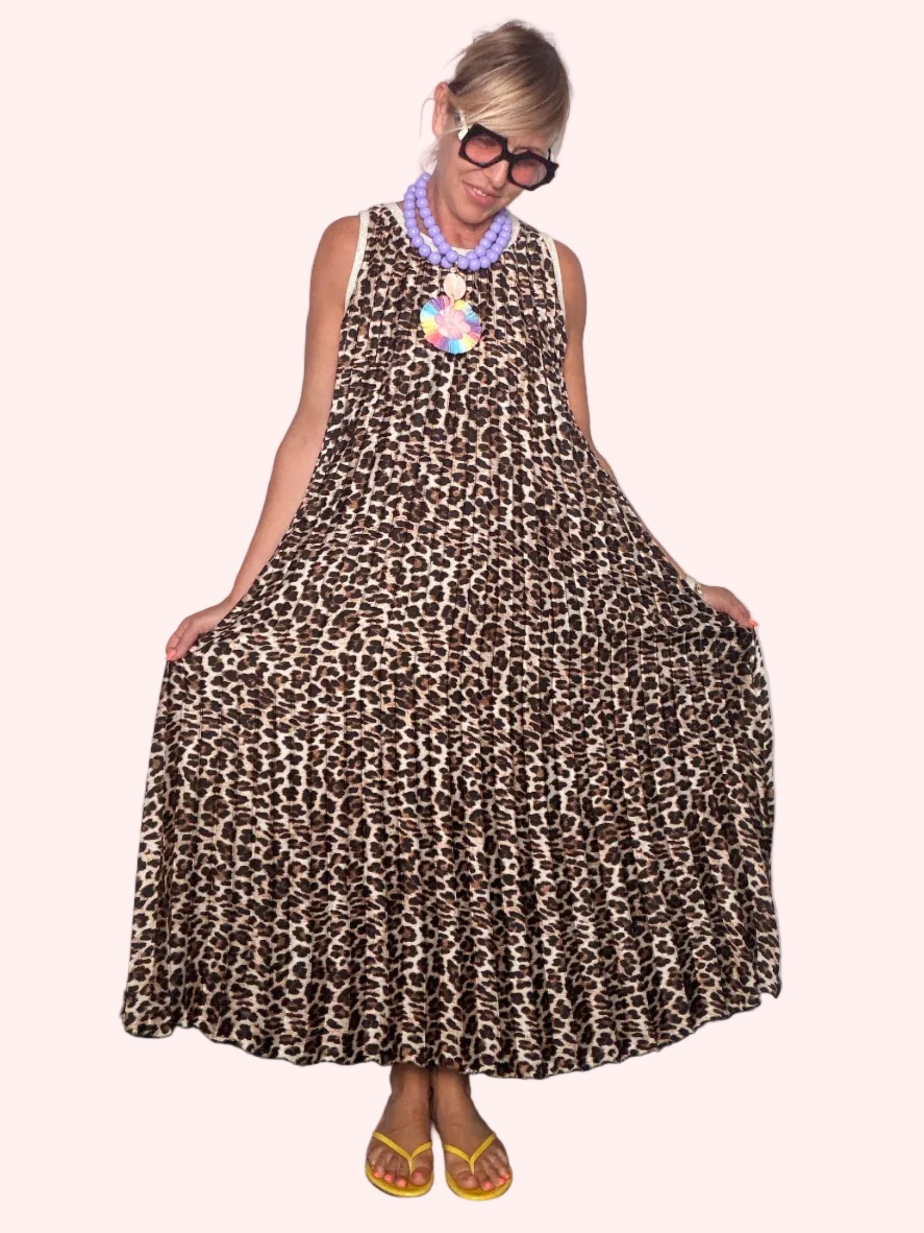 Abito Maxi Leopardato a Ruota con Scollo Tondo e Bordino Bianco