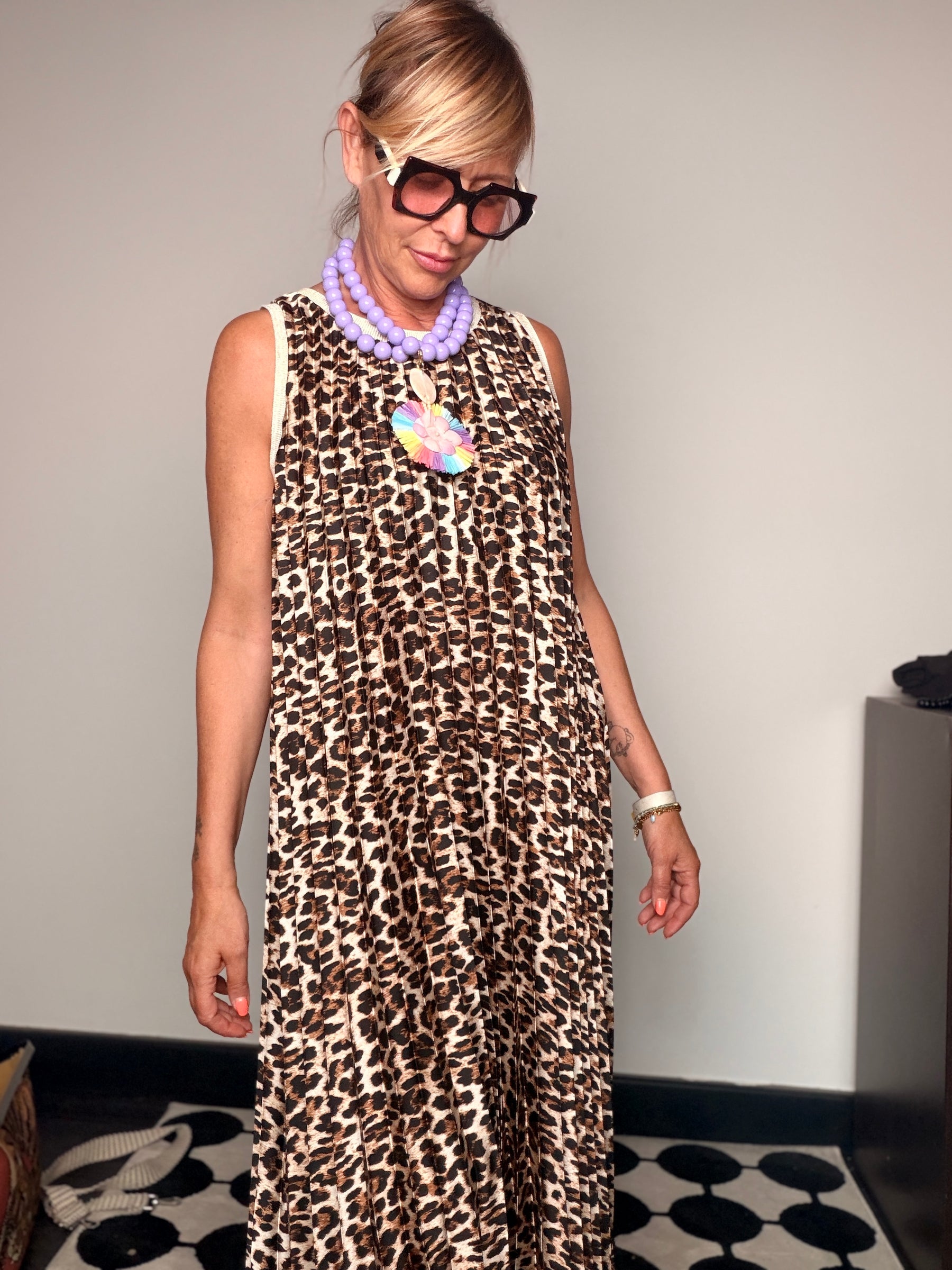 Abito Maxi Leopardato a Ruota con Scollo Tondo e Bordino Bianco