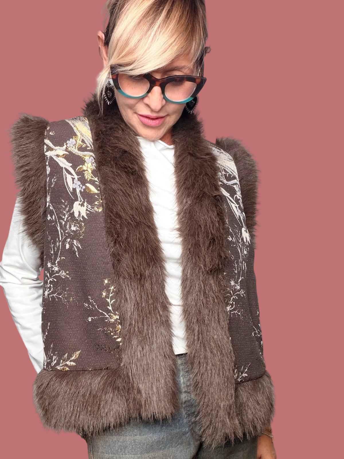 Gilet con bordi in pelliccia e dettagli decorativi