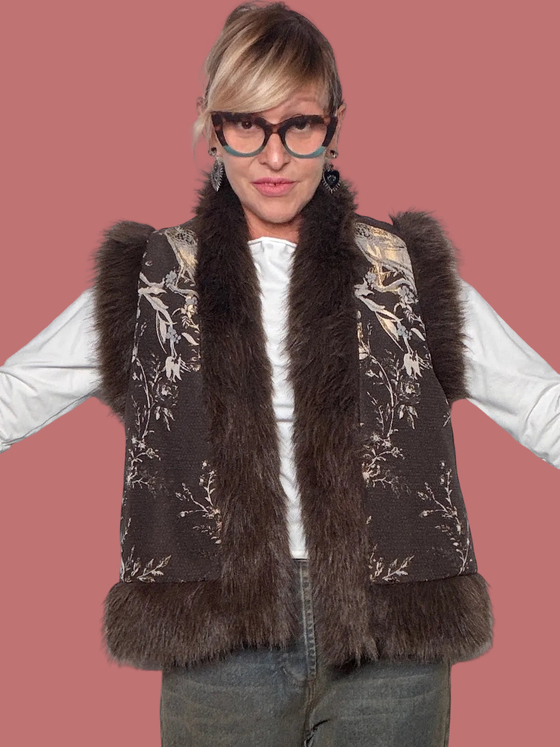 Gilet con bordi in pelliccia e dettagli decorativi