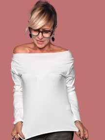 Maglia con scollo a barca e finiture a taglio vivo