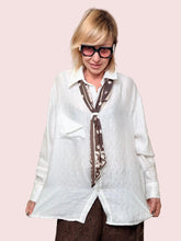 Camicia bianca over con foulard