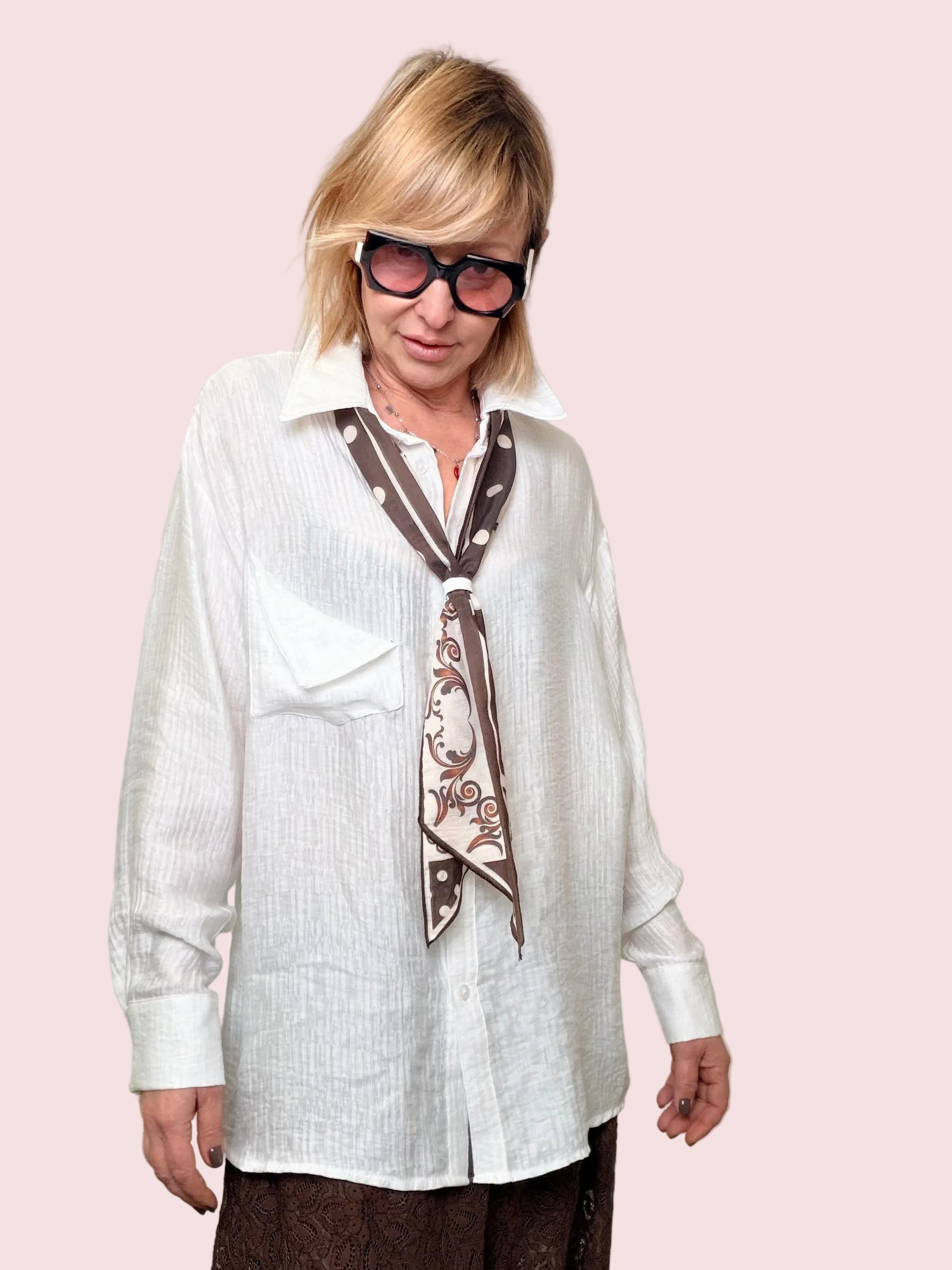 Camicia bianca over con foulard