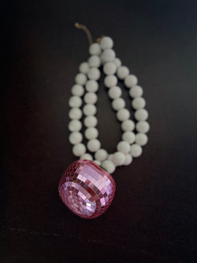 Collana Perle Bianche con Pendente Disco Ball Rosa