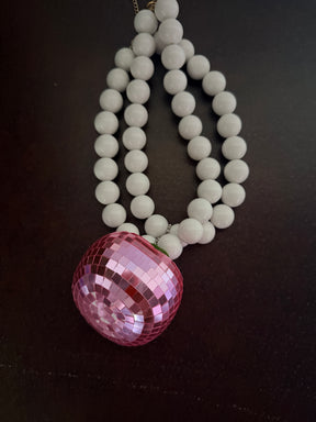 Collana Perle Bianche con Pendente Disco Ball Rosa