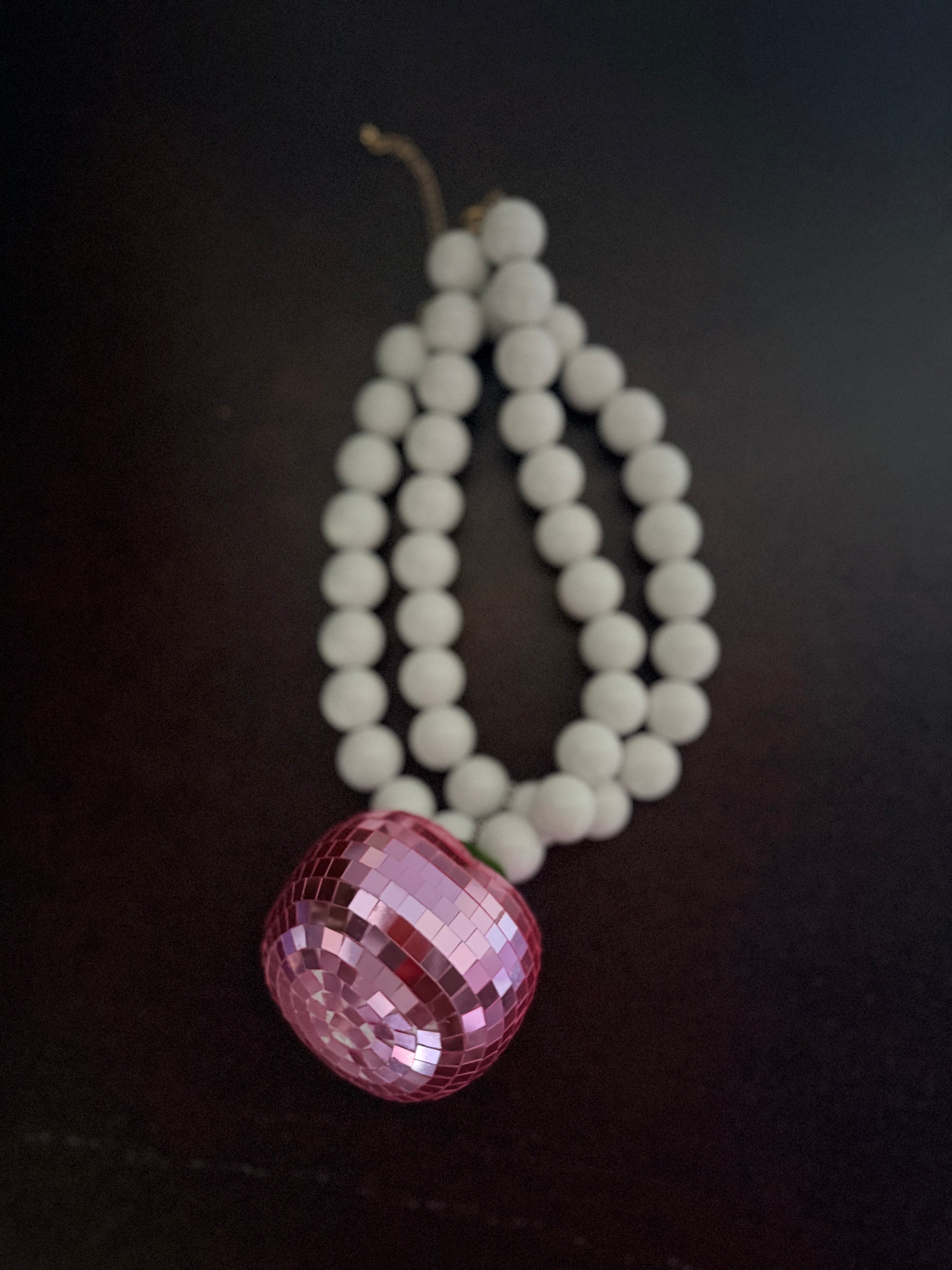 Collana Perle Bianche con Pendente Disco Ball Rosa