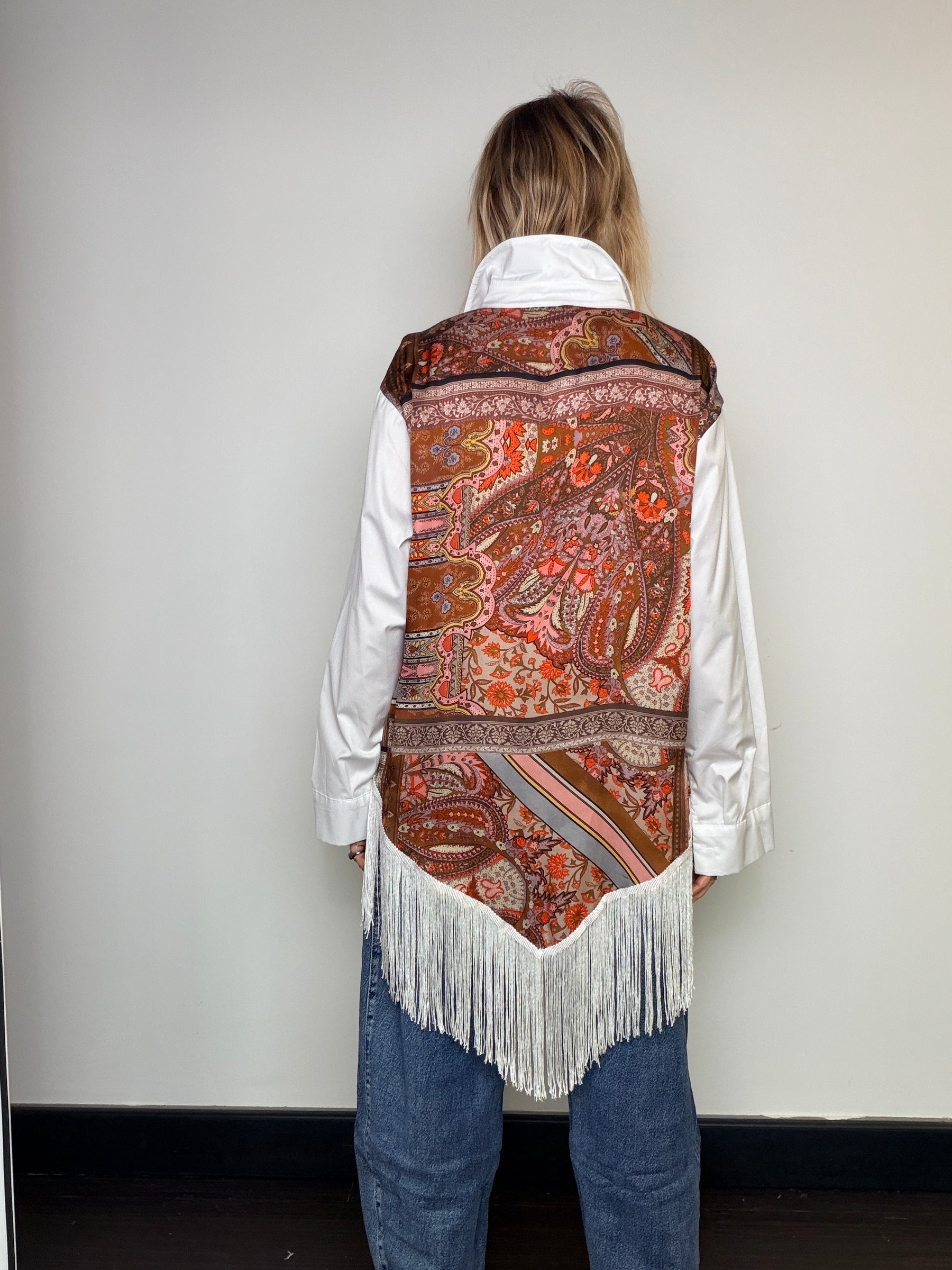 Camicia bianca con retro effetto foulard e frange