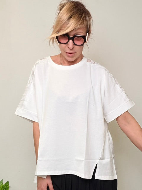 T-Shirt Oversize con Dettagli