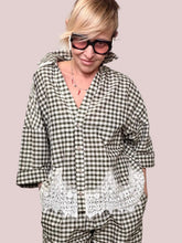 Camicia oversize quadretti vichy tasche pizzo macramè