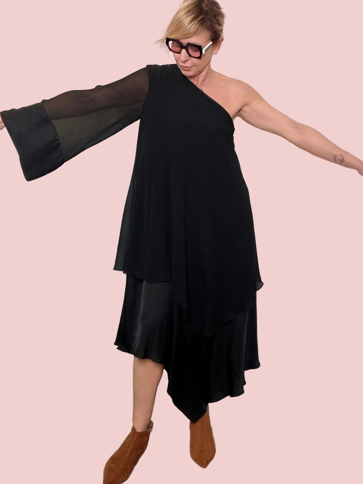 Abito nero monospalla manica tulle gonna asimmetrica