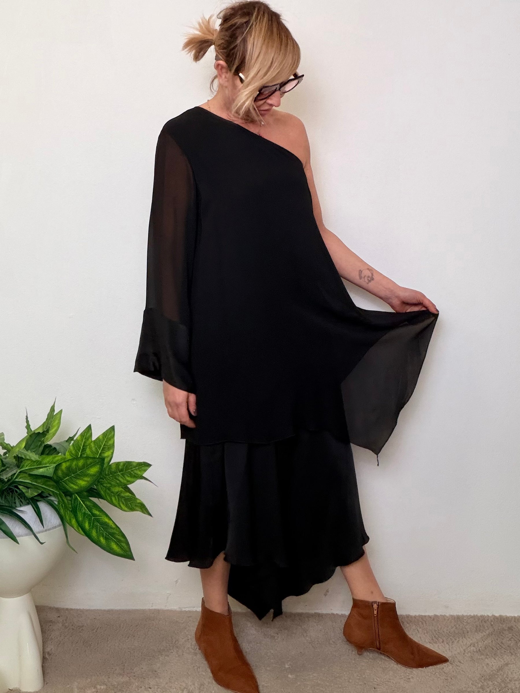 Abito nero monospalla manica tulle gonna asimmetrica