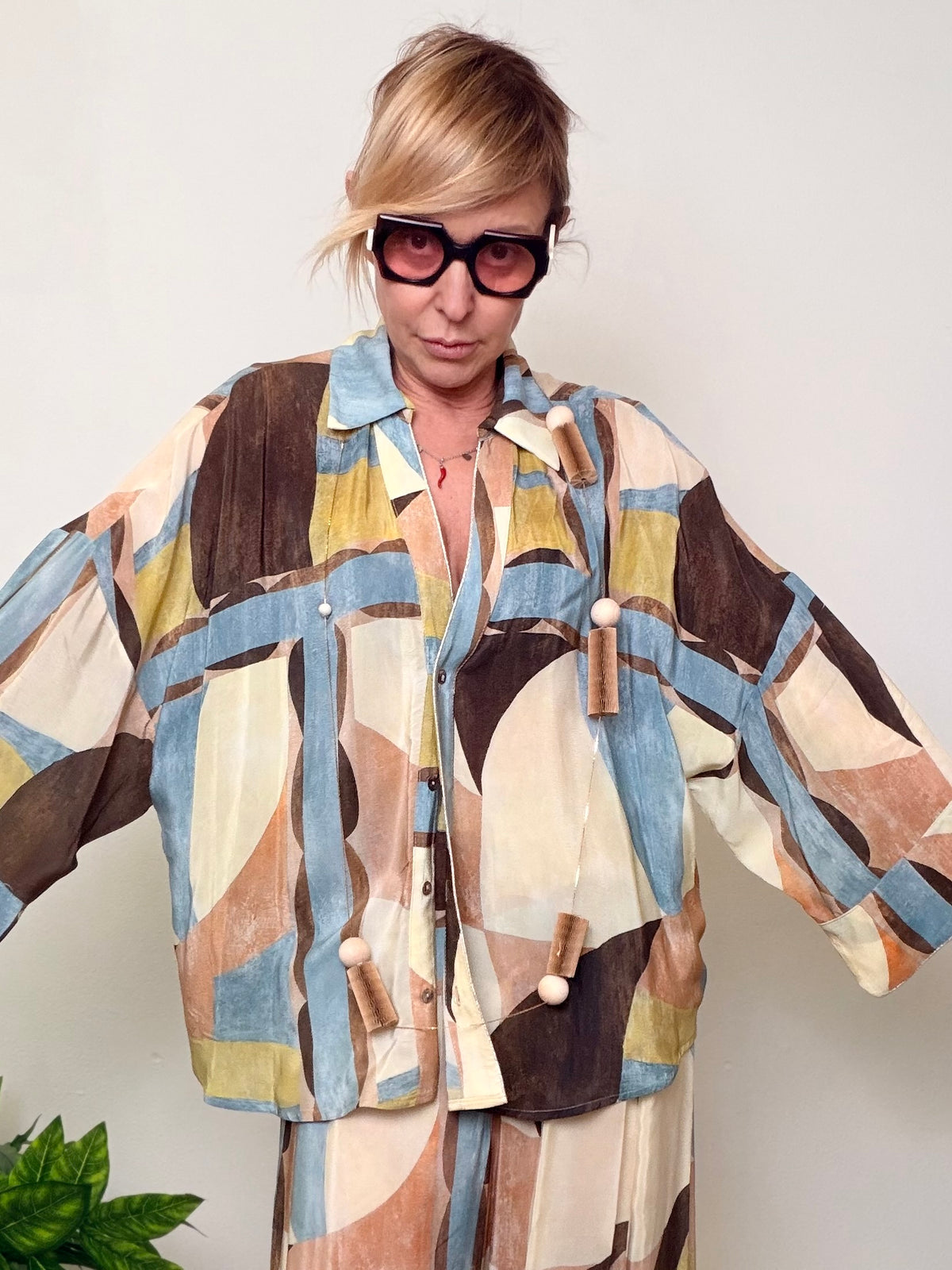 Camicia oversize stampa geometrica multicolor applicazioni dorate