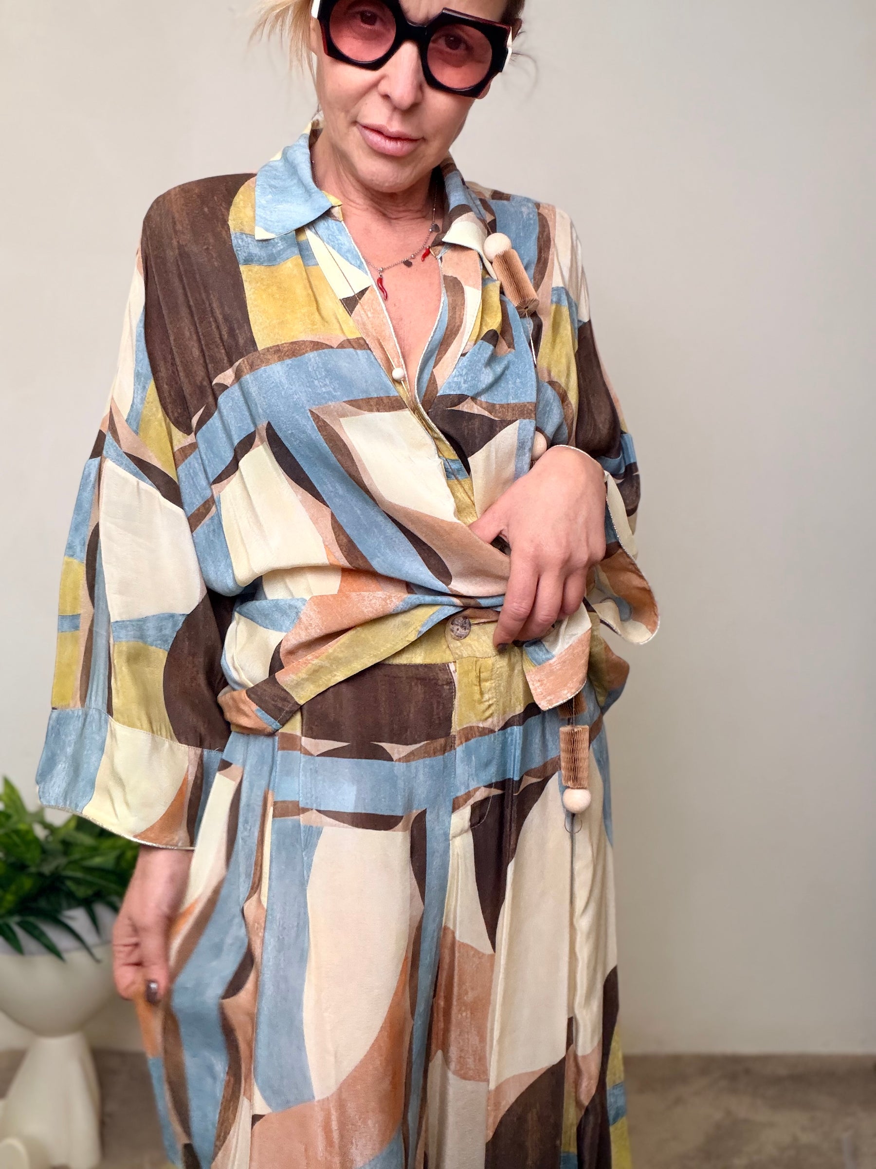 Camicia oversize stampa geometrica multicolor applicazioni dorate