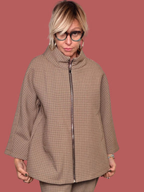 Giacca in neoprene accoppiato con collo alto e zip