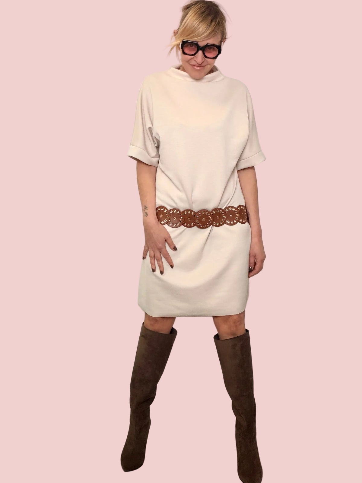 Abito morbido con cintura gioiello – stile easy chic