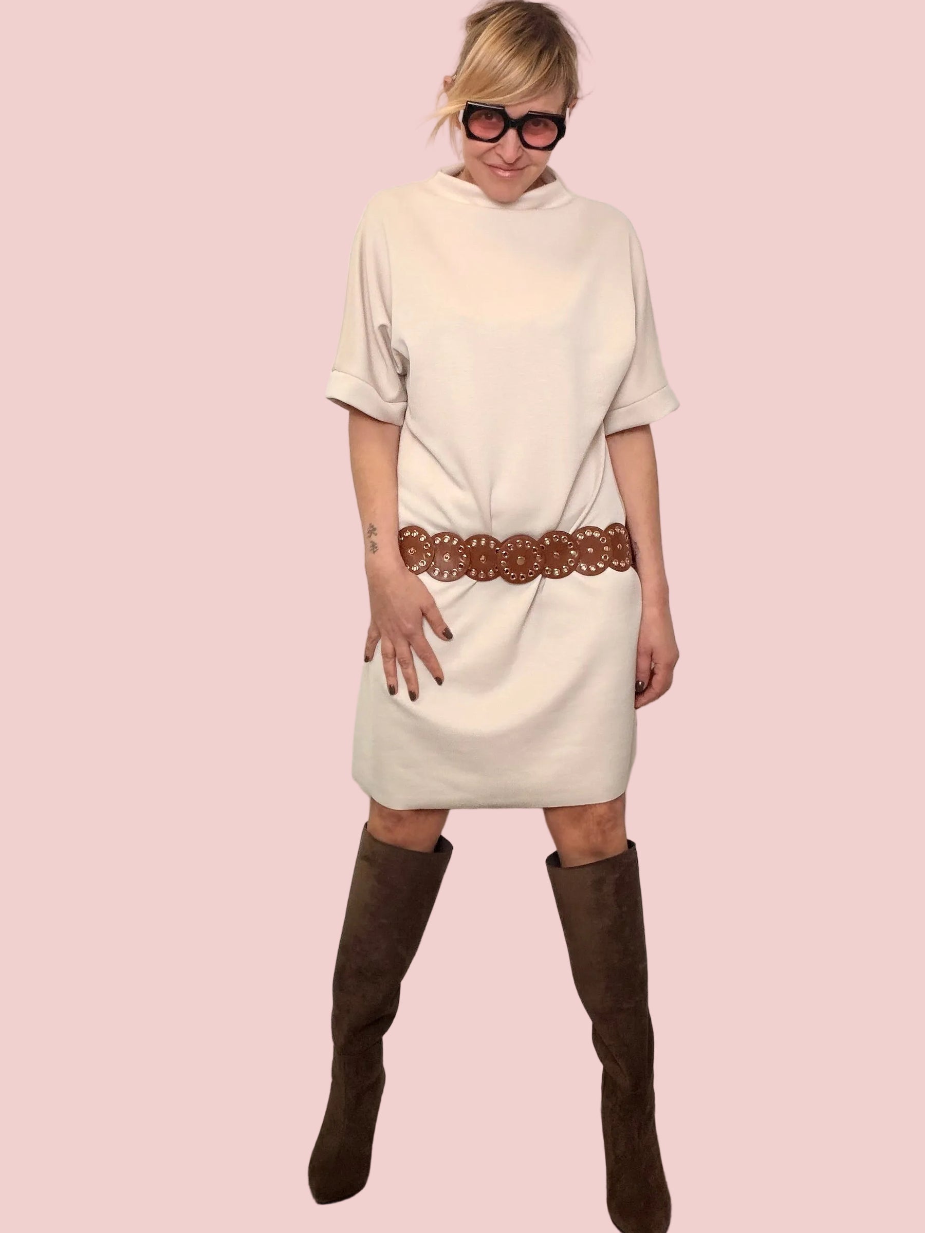 Abito morbido con cintura gioiello – stile easy chic