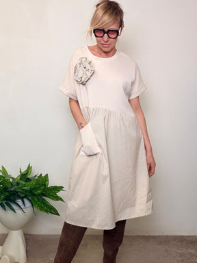 Abito bianco gonna righe beige fiore applicato