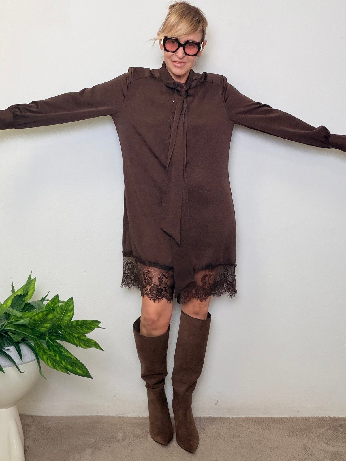 Tuta corta fiocco collo shorts pizzo marrone