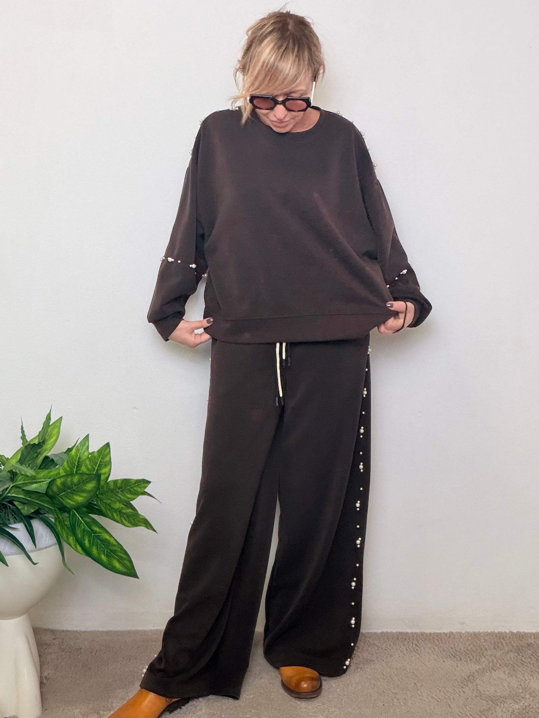 Completo marrone felpa pantalone applicazioni perle