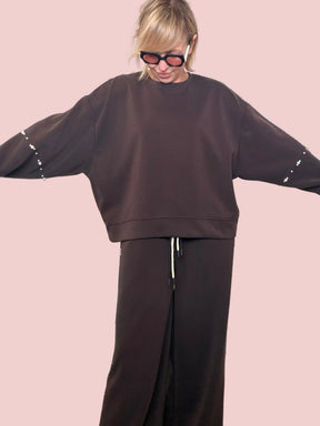 Completo marrone felpa pantalone applicazioni perle