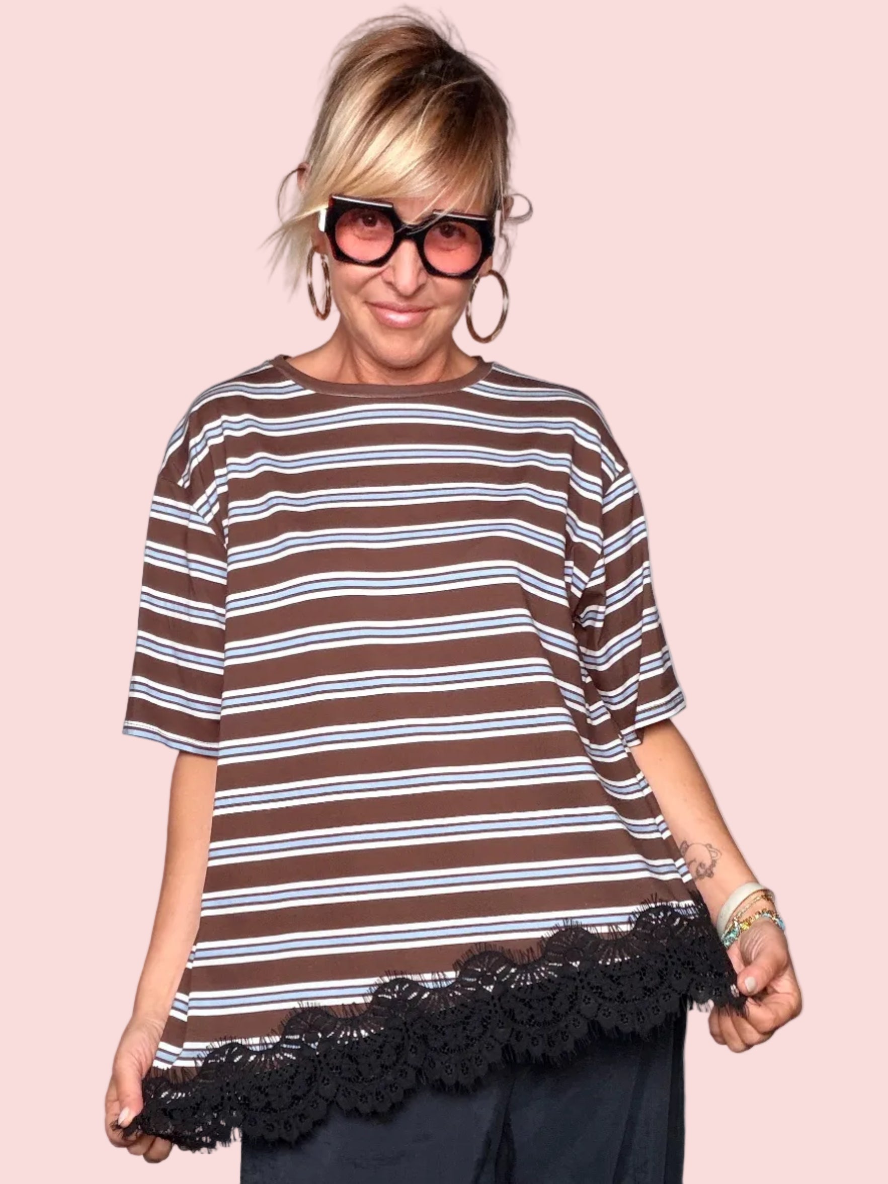 T-Shirt Oversize a Righe con Balza in Pizzo Nero