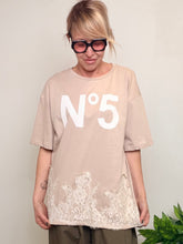 T-shirt oversize beige stampa N°5 bordo pizzo