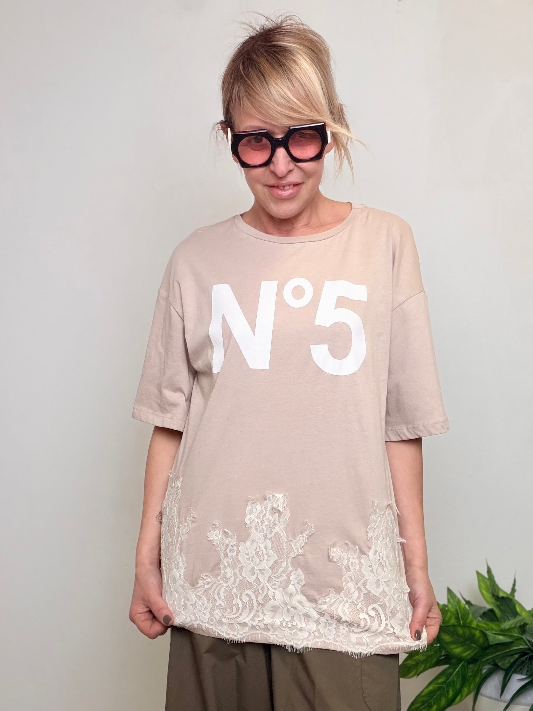 T-shirt oversize beige stampa N°5 bordo pizzo