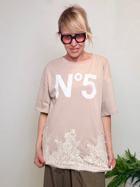 T-shirt oversize beige stampa N°5 bordo pizzo