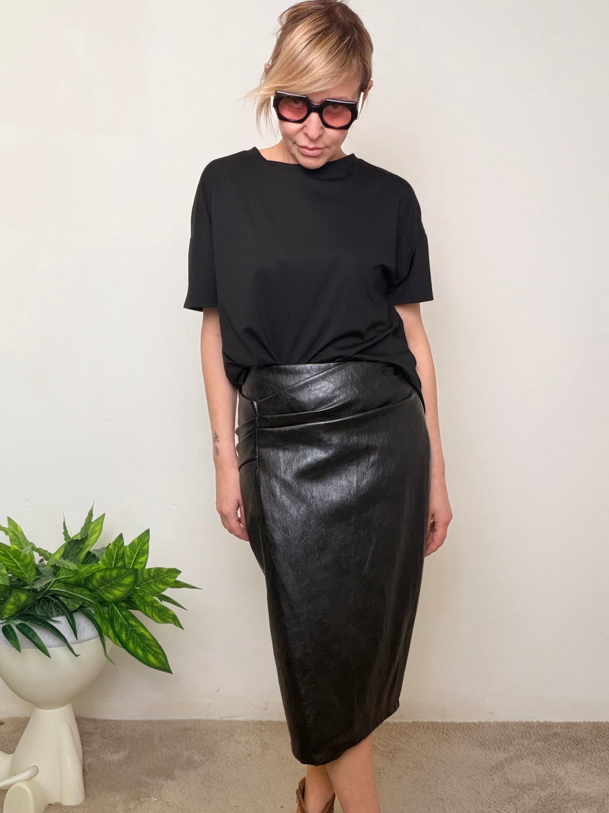 Gonna midi nera ecopelle vita alta asimmetrica