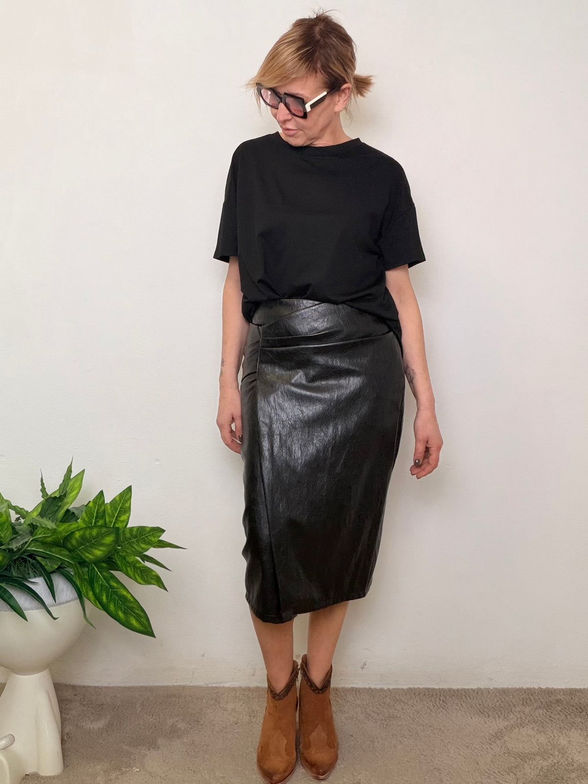 Gonna midi nera ecopelle vita alta asimmetrica