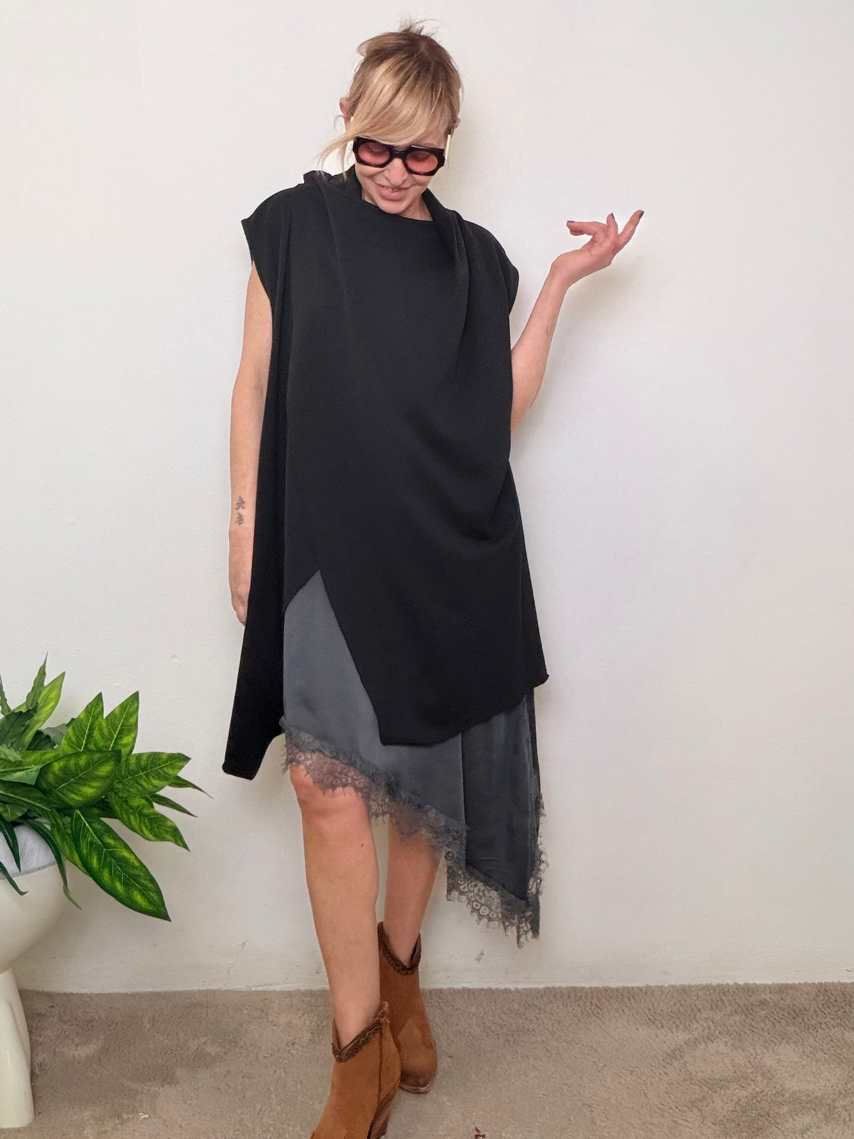 Gilet nero oversize gonna tulle pizzo asimmetrica