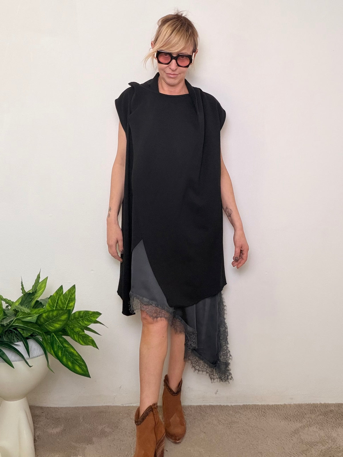 Gilet nero oversize gonna tulle pizzo asimmetrica