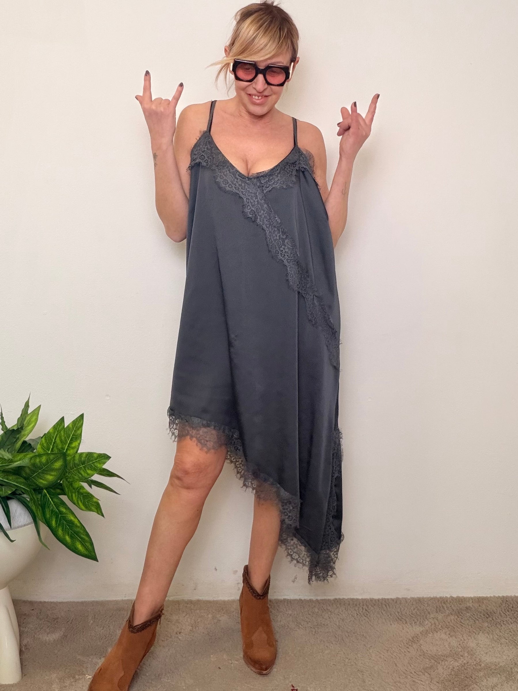 Abito over con dettagli in pizzo dal fascino femminile