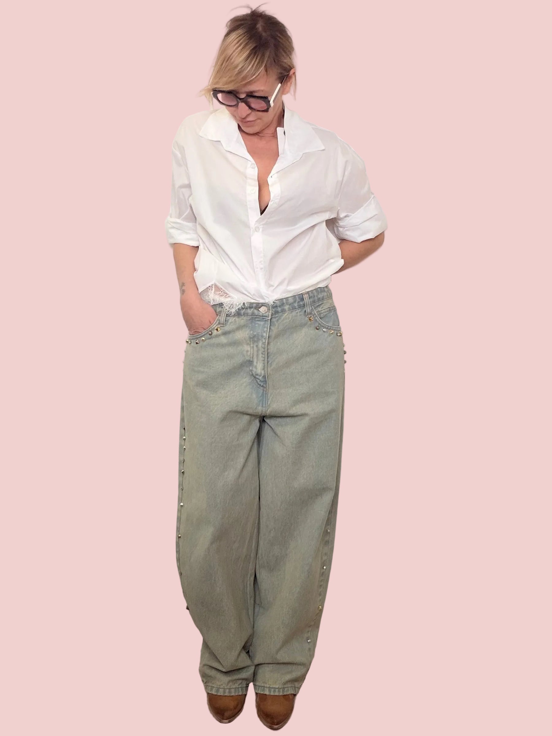 Jeans lavaggio thè palazzo borchie argentate