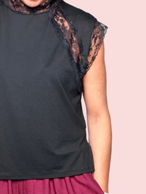T-shirt con Inserto in Pizzo al Collo e su un lato
