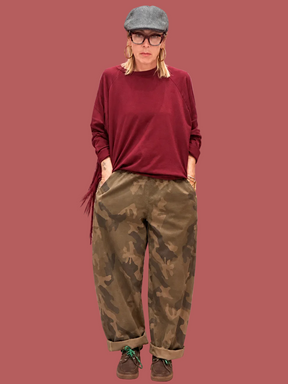 Pantalone camouflage dalla linea ampia