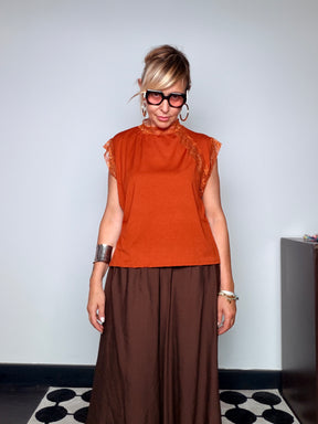 T-shirt con Inserto in Pizzo al Collo e su un lato